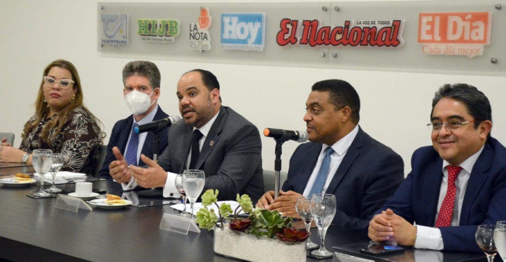 De izquierda a derecha: Blanca Izaguirre, defensora del pueblo de Honduras; José Alfredo Corripio, el defensor del pueblo dominicano, Pablo Ulloa; Rafael P. Monegro, director del periódico El Día y Augusto Jordán Rodas, procurador de los Derechos Humanos de Guatemala, durante el Almuerzo del Grupo de Comunicaciones Corripio. /Jorge Gonzaléz