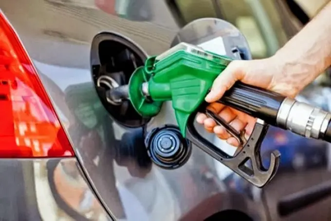 GLP baja 2 pesos más; gasolina sigue igual