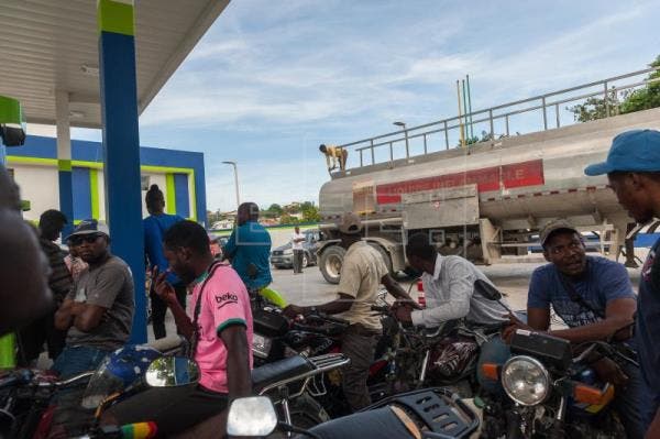 Haitianos abarrotan las estaciones de combustibles luego de forzoso cierre