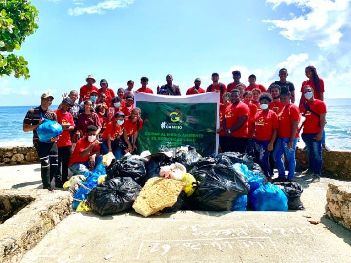 Organización juvenil realiza jornada de limpieza en playa de Güibia