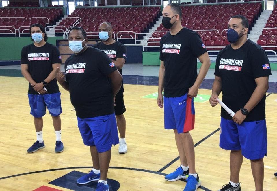 Melvyn Lopez dirigente del equipo nacional de baloncesto junto a su cuerpo tecnico Jose Maita Mercedes David Diaz y Jonathan Matos.