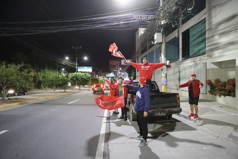 Simpatizantes de la candidata presidencial Xiomara Castro celebran los resultados parciales de las elecciones, hoy, en Tegucigalpa (Honduras). La candidata del opositor Partido Libertad y Refundación (Libre, izquierda) ha tomado ventaja, con alrededor de 200.000 votos de diferencia contra su máximo contendiente, el oficialista Nasry Asfura, del conservador Partido Nacional. EFE/ Gustavo Amador
