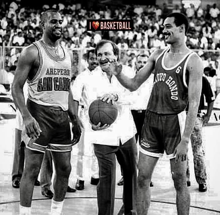 Tomás Troncoso realiza un saque de honor en las finales de 1990 en el basket distrital. Figuran los jugadores Mario Butler, de San Carlos y Felipe Payano, de Arroyo Hondo en el Palacio de los Deportes.