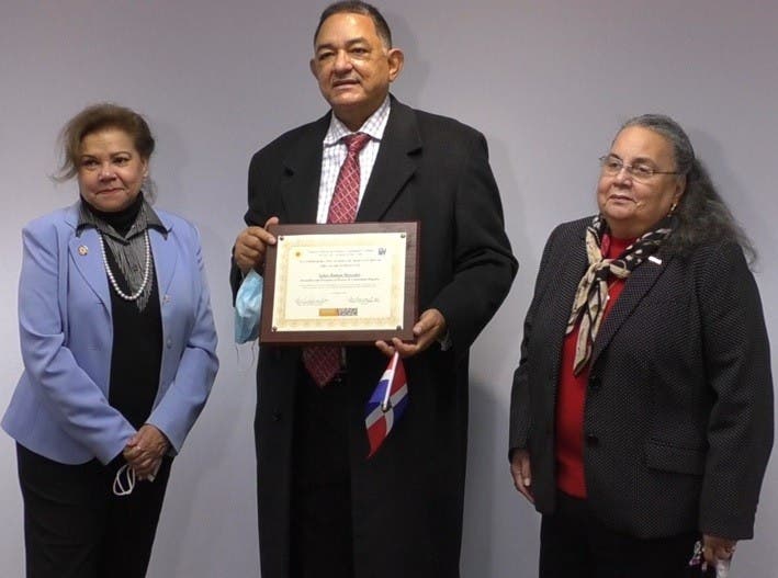 Universidad NYC reconoce periodista Ramón Mercedes