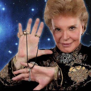 Subastarán joyas y objetos de Walter Mercado