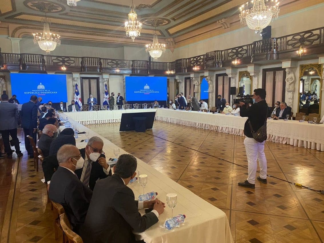 Concluye reunión en Palacio todos preocupados por crisis de Haití