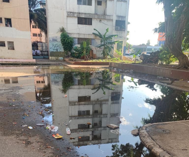 Residentes en Quinto Centenario piden eliminar agua cloacal