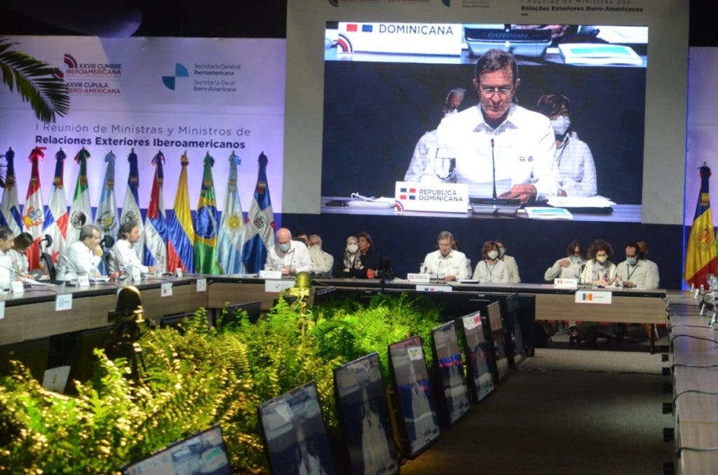 Roberto Álvarez, afirmó hoy que el Gobierno dominicano tiene como prioridad la creación de instrumentos financieros innovadores que faciliten elementos coadyuvantes en la transición hacia un nuevo paradigma de desarrollo que se ha venido  perfilando en las últimas cumbres de los países de la  región.