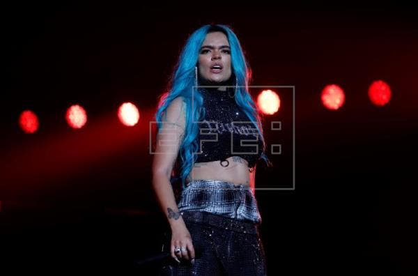 La colombiana Karol G marcó este sábado un hito en el Coliseo de Puerto Rico con un lleno total que puso al público a “perrear”