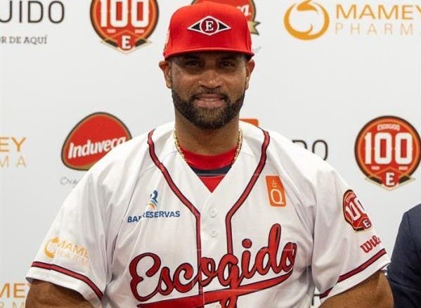 Albert Pujols regresó a RD este lunes para enfundarse de nuevo la casaca de los Leones del Escogido en el campeonato de béisbol invernal