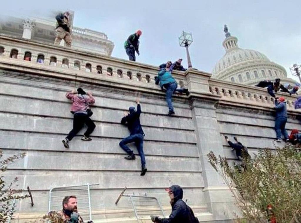 jueza estadounidense se negó a desestimar un cargo clave de obstrucción contra hombres acusados de irrumpir en enero en la sede del Congreso