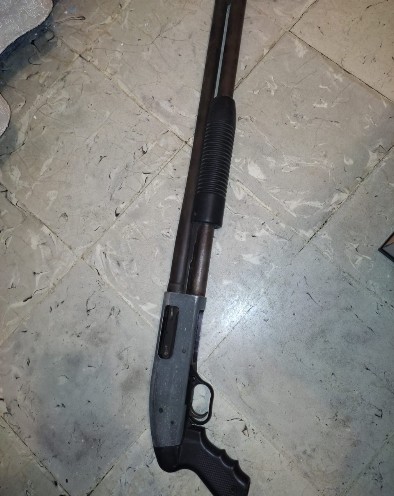 Una de las dos escopetas recuperada por la  Policía a un hombre que saltó un pica pollo.
