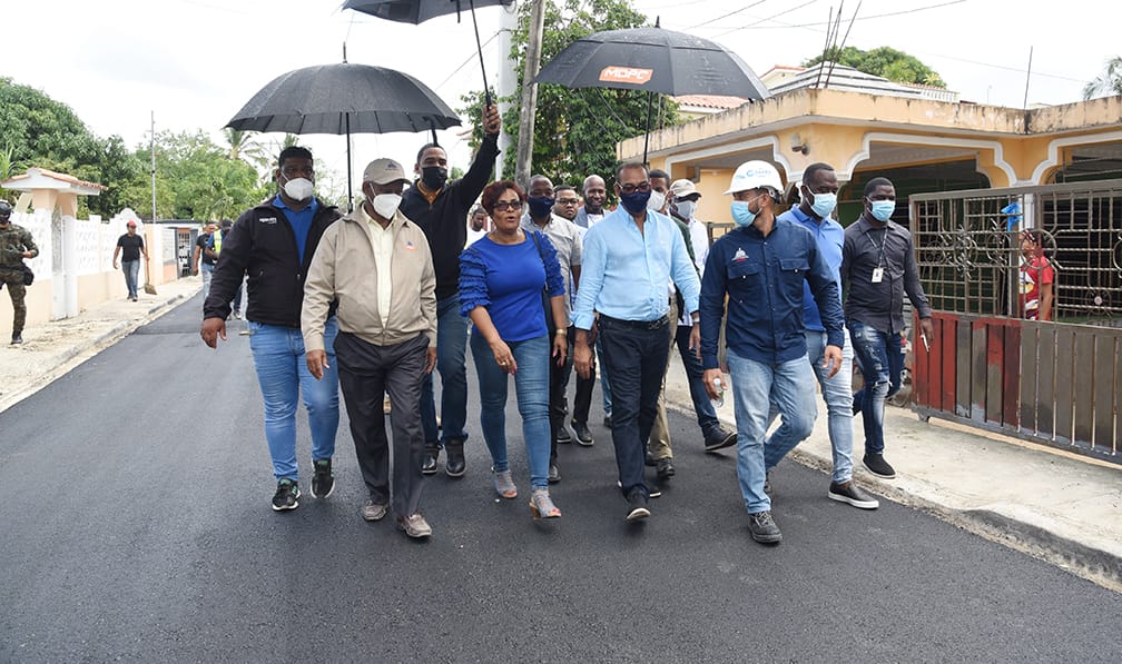 Deligne Ascención supervisa trabajos de asfaltado