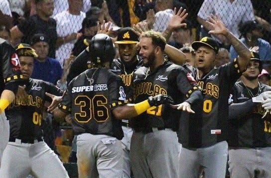 Águilas se desquitan de Leones y avanzan al RR