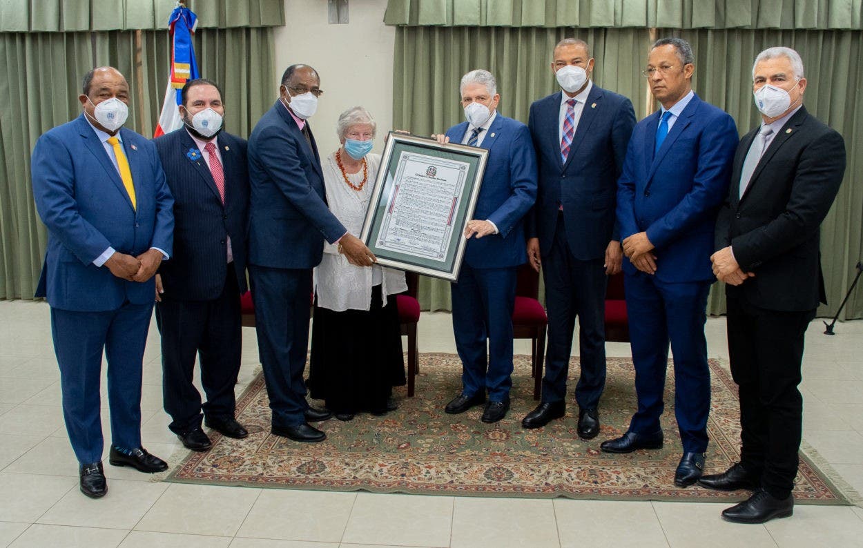 Senado reconoce a naturalista Kate Jordan Wallace