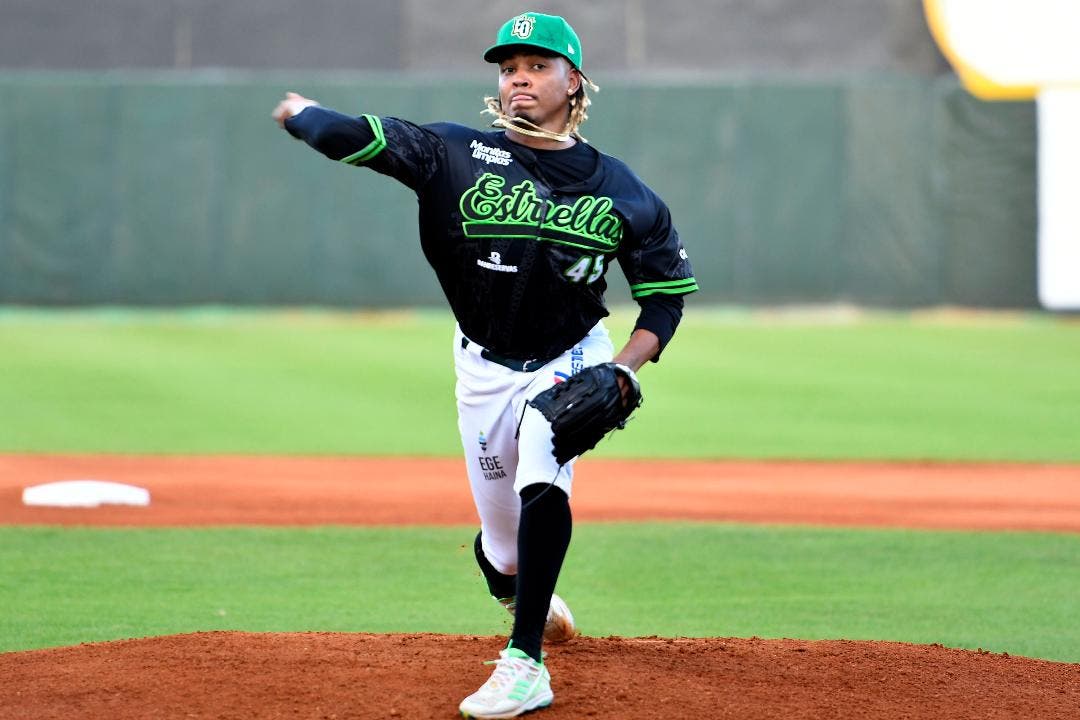 Edwin Uceta gana premio Novato del Año