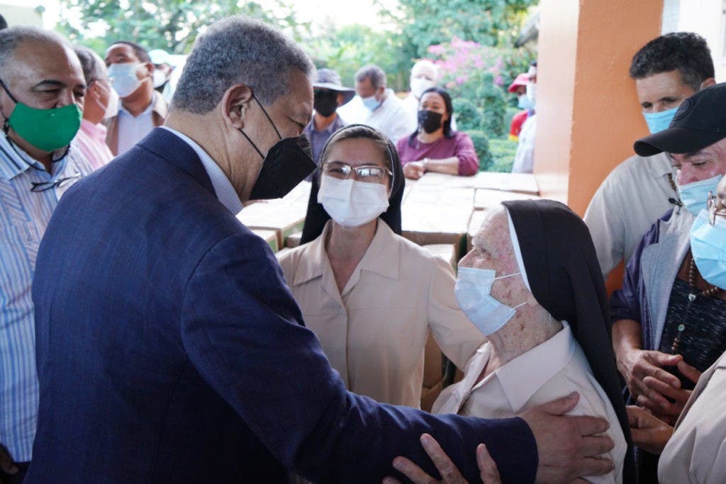 El presidente de la Fuerza del Pueblo, Leonel Fernández, inició la tarde de este jueves su acostumbrada entrega de obsequios navideños