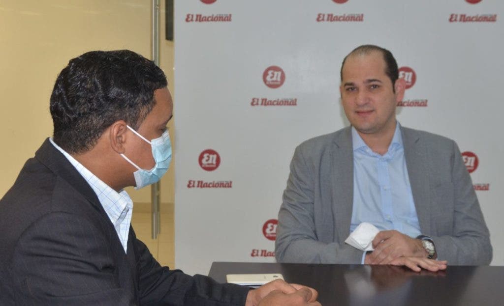 El director de Promese/Cal, Adolfo Pérez conversa con el periodista Estarlin Canelo en la redacción de El Nacional sobre el abastecimiento de medicinas en las farmacias 