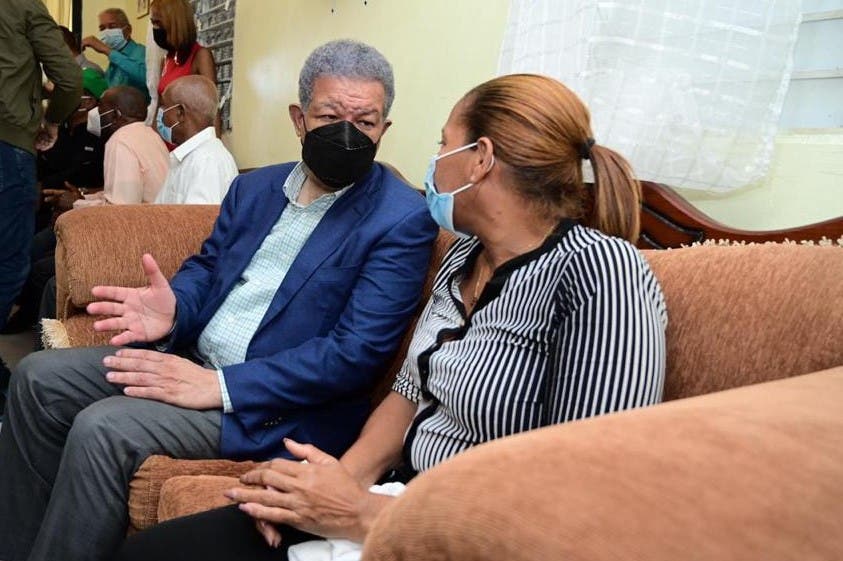 Fernández visita familiares de dominicanos muertos en México