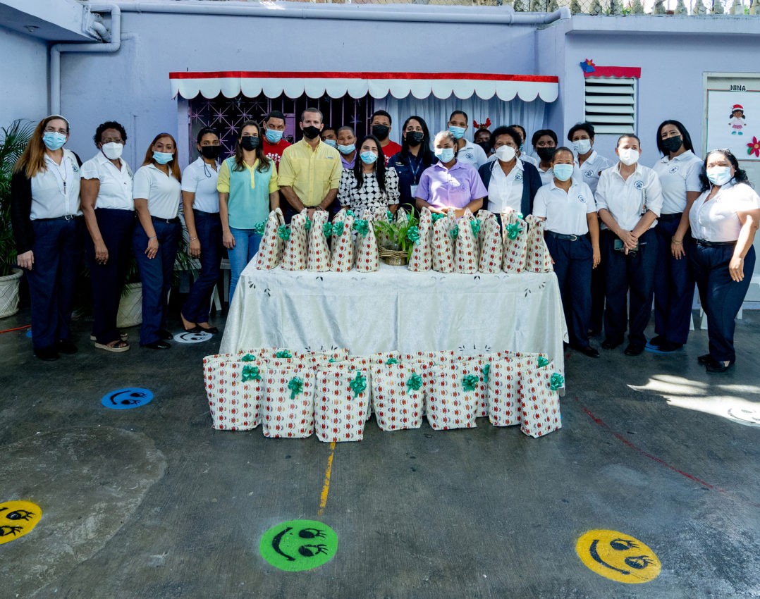 Llevan alegría a niños en Navidad