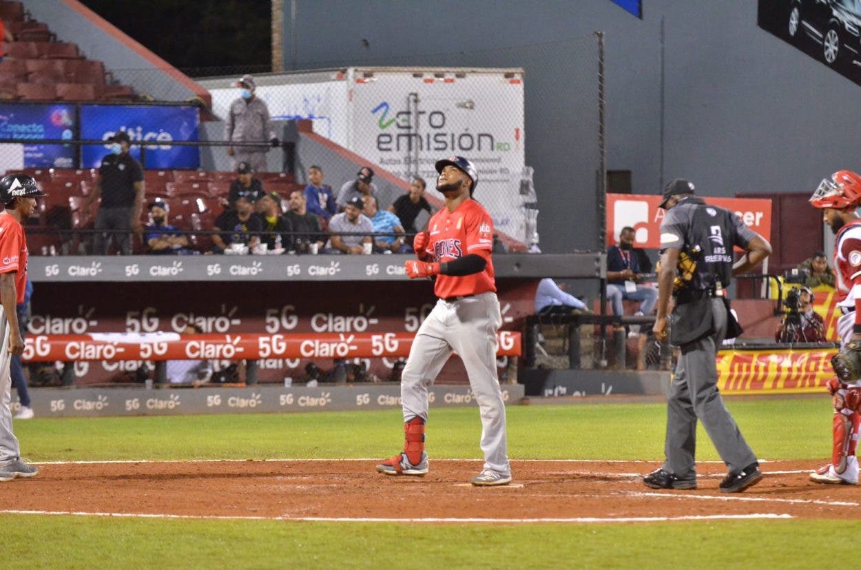 Cordero y Castillo llevan a Leones a mini playoff