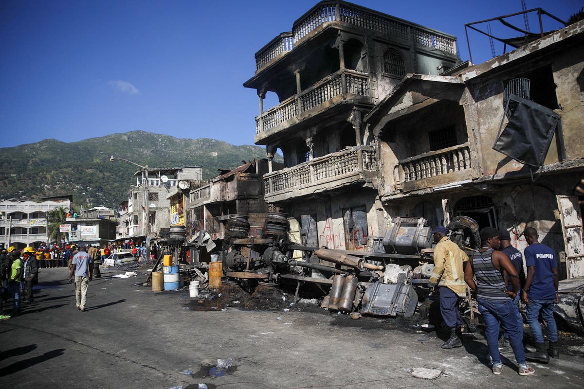 Suben a 95 muertos en explosión en Haití
