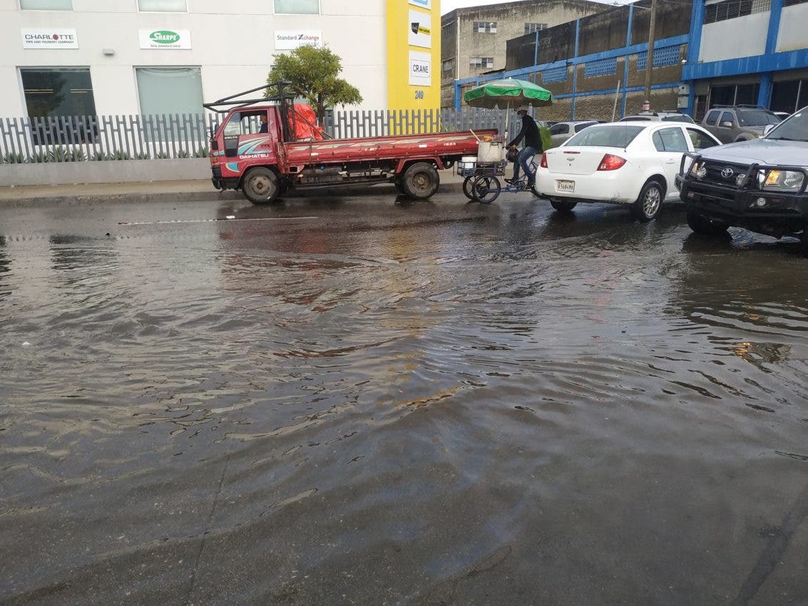Lluvias provocan dificultades en el tránsito