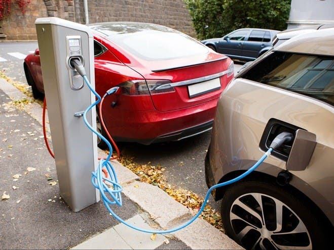 Instalan en Manhattan cargador eléctrico para vehículos