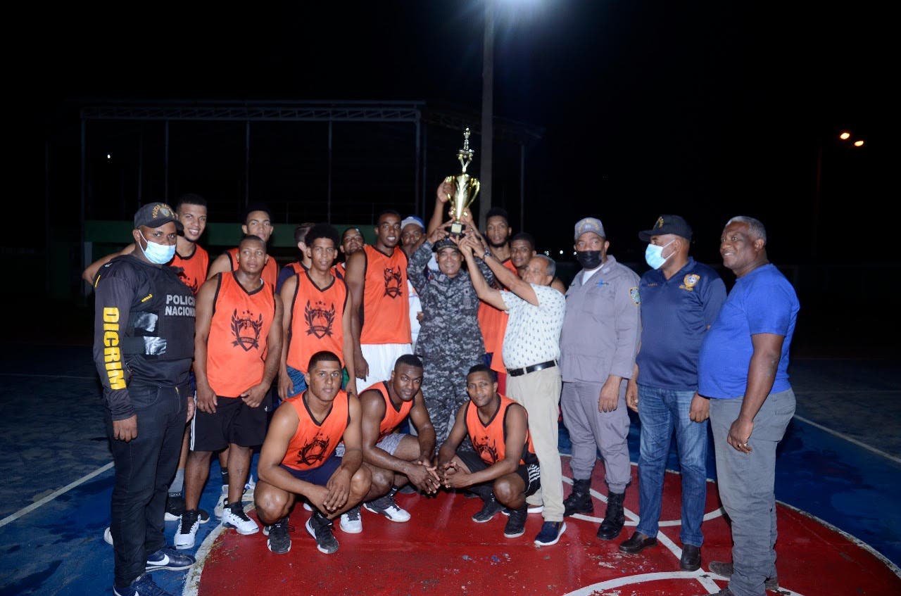 Ensanche Capotillo campeón básquet navideño