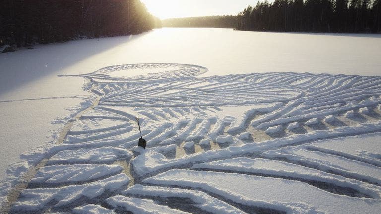Un arquitecto y diseñador del sur de Finlandia volvió a un lago congelado con una pala de nieve para dibujar un animal en el hielo