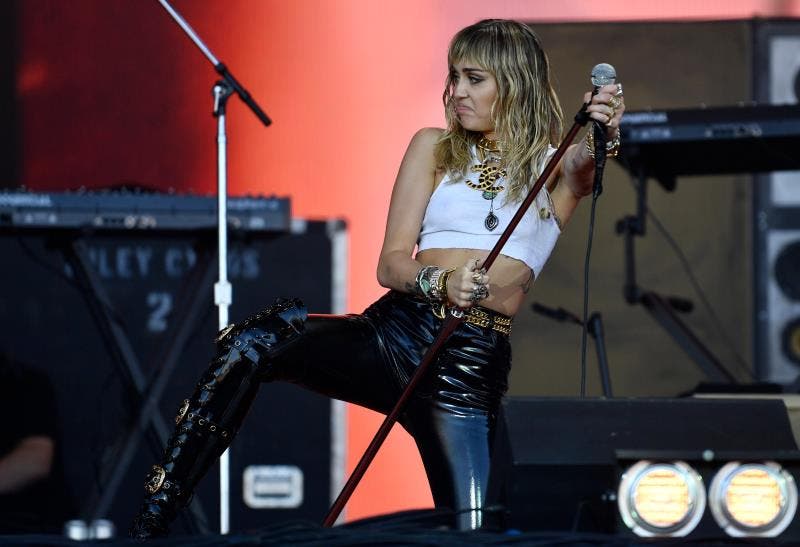 Miley Cyrus pide glamour a espectadores de su fiesta de año nuevo