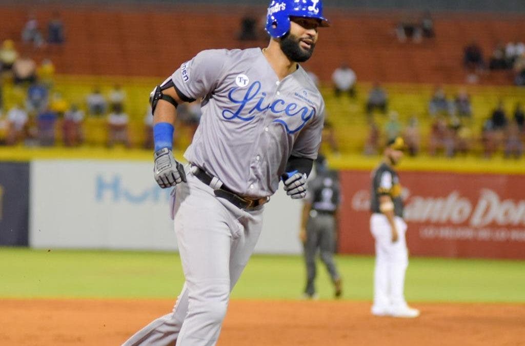 Licey domina a Águilas 4-2