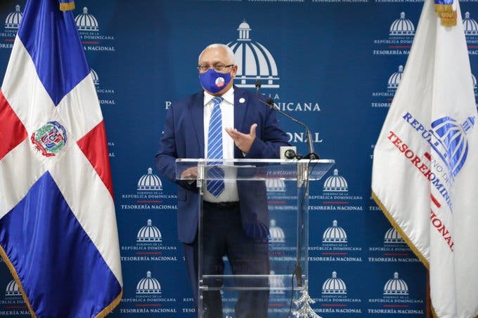 El director de la Tesorería Nacional, Luis Delgado Sánchez, cuando informaba sobre el pago de la regalía pascual o sueldo de Navidad a los empleados del sector público centralizado y descentralizado.
