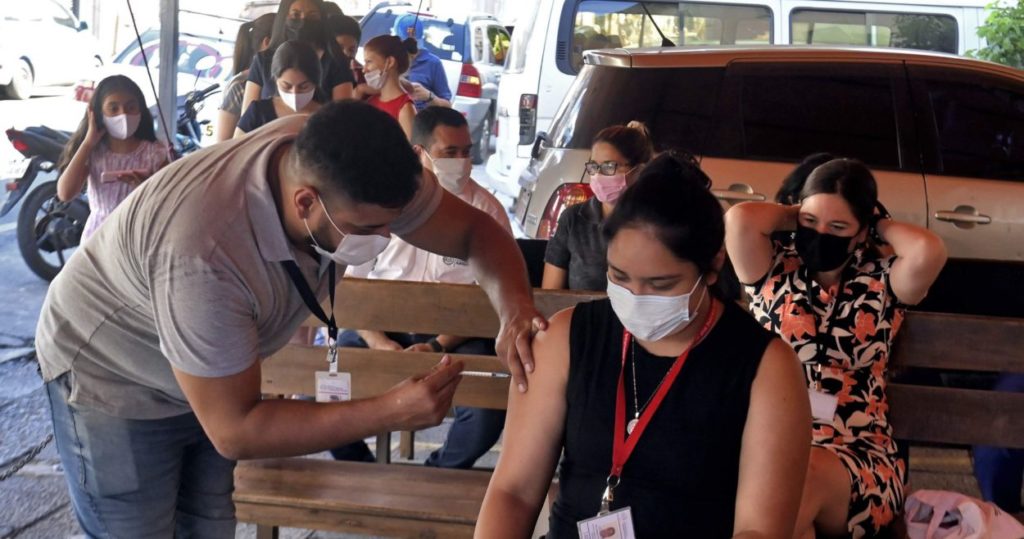 El RU registró en las últimas 24 horas el récord de 183.037 contagios de covid, impulsados por la variante ómicron con un total de 57 muertes