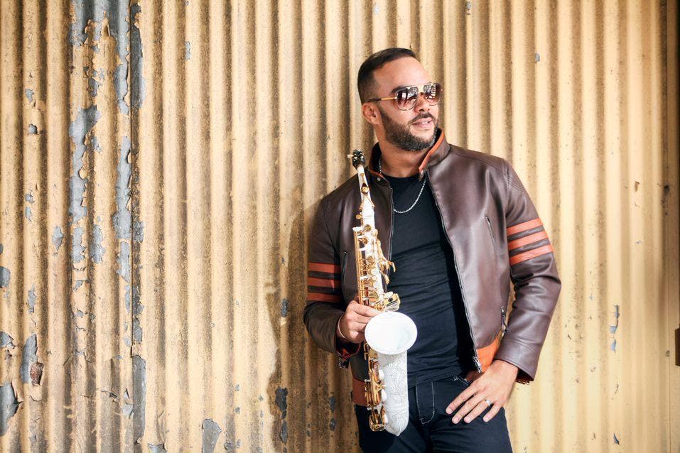 Joven se destaca como saxofonista