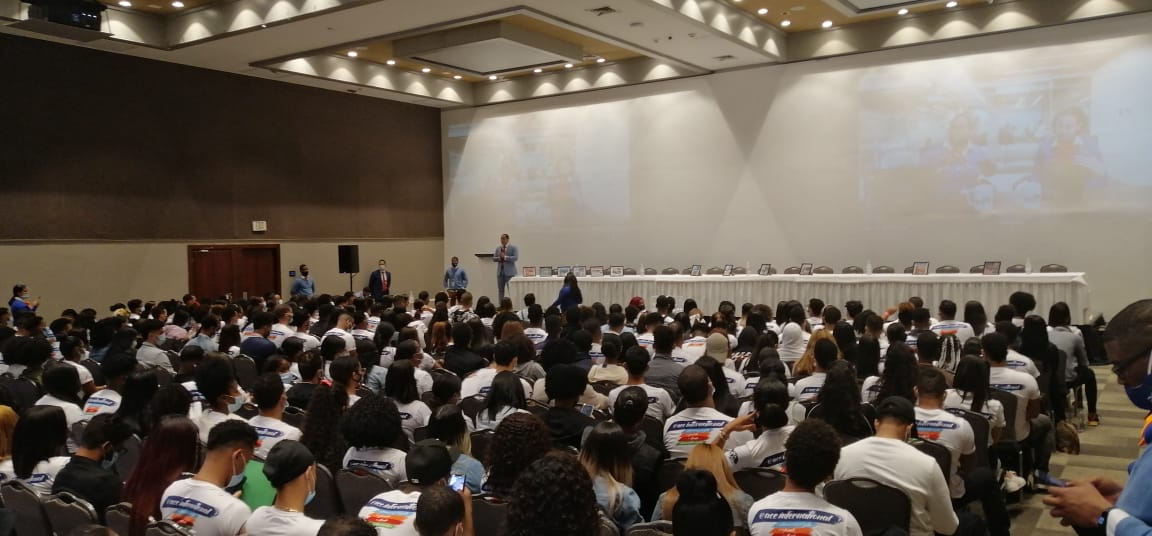 Cientos jóvenes van hoy a feria empleos