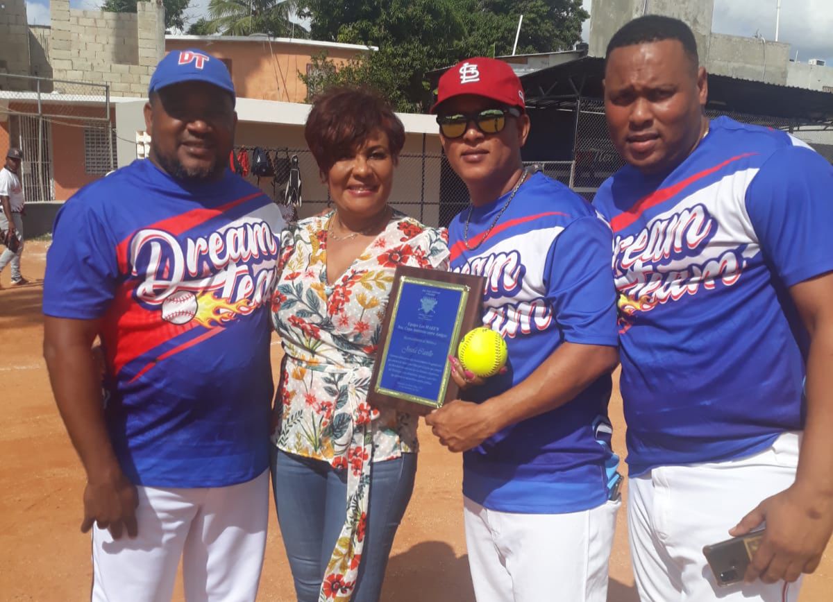 Reconocen a Josefa Castillo en torneo softbol