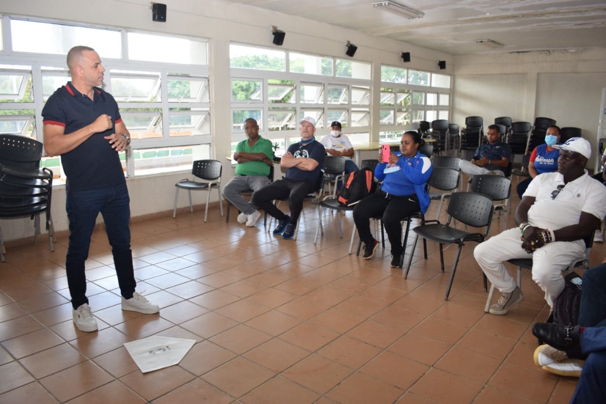 Ex jugadores ofrecen clínicas a entrenadores
