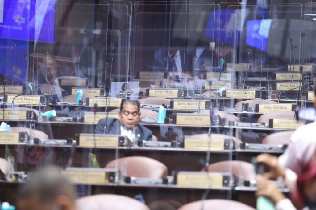 Tras el fracaso de la sesión de ayer luego de la salida del bloque de diputados del PLD, el presidente de la Cámara de Diputados convocó a los congresistas para el  4 de enero.