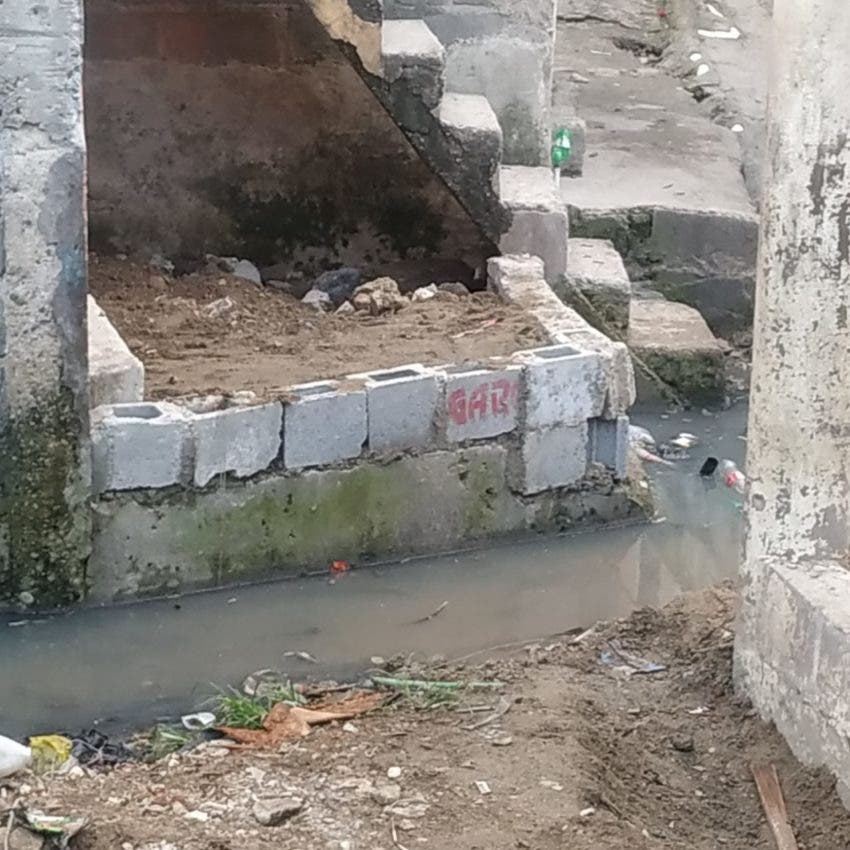 Alrededor de unas 300 familias del sector Las Colinas viven en medio de aguas residuales y basura, mientras otros barrios en Villa Mella, son privilegiados con obras millonarias en el presupuesto participativo.