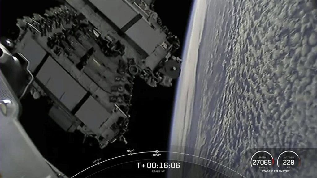 SpaceX lanzó este martes un cohete con una cápsula que lleva regalos de Navidad, golosinas y suministros a la Estación Espacial Internacional.