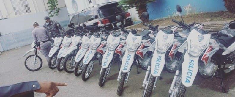 Policía entrega vehículos