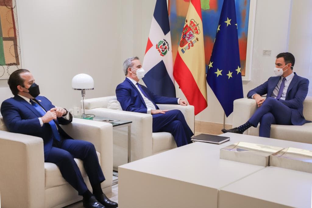 El presidente Abinader llegó a la reunión con Pedro Sánchez acompañado por el ministro Administrativo de la Presidencia, José Ignacio Paliza y el embajador dominicano en España, Juan Bolívar Díaz.