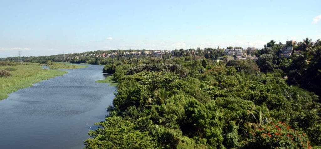 Aunque en esta vista del parque fluvial La Barquita puede verse el verdor y belleza del área, en otros lugares la situación es diferente con basura por doquier y sin seguridad.