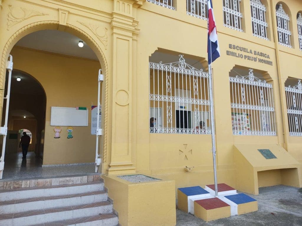 Poco profesores acudieron este martes a la escuela Emilio Prud´Homme de Santiago, foto Alex Reynoso