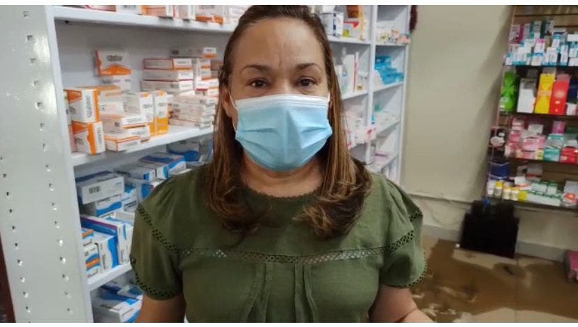 Carolina Núñez, propietaria de una farmacia que resultó inundada tras la explosión de la tubería de agua. Foto Domingo Hidalgo