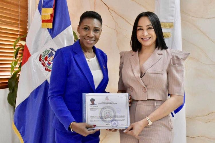 Mireya Luis recibe la nacionalidad dominicana