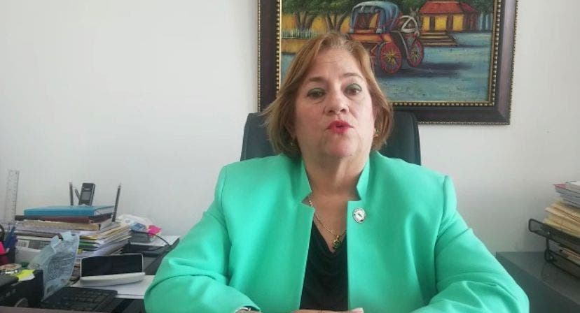 La directora regional 08 de Educación, Marieta Díaz, advirtió a los maestros que no se han presentado a sus escuelas, que tres días fuera del centro de trabajo es abandono.
