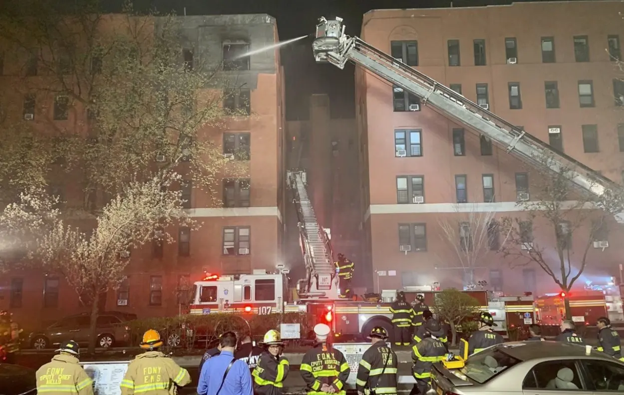 Rebajan a 17 los muertos en el incendio del Bronx , entre ellos 8 niños