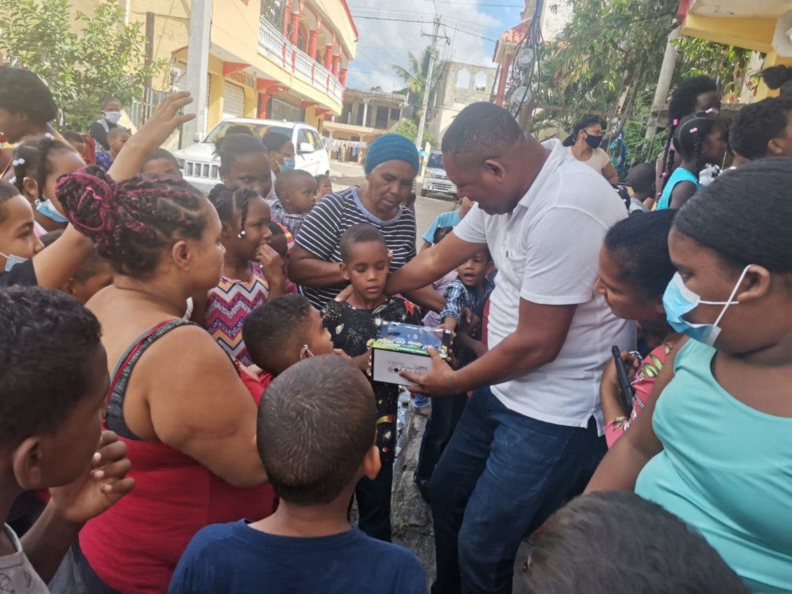 Entregan juguetes en barrios vulnerables de San Cristóbal